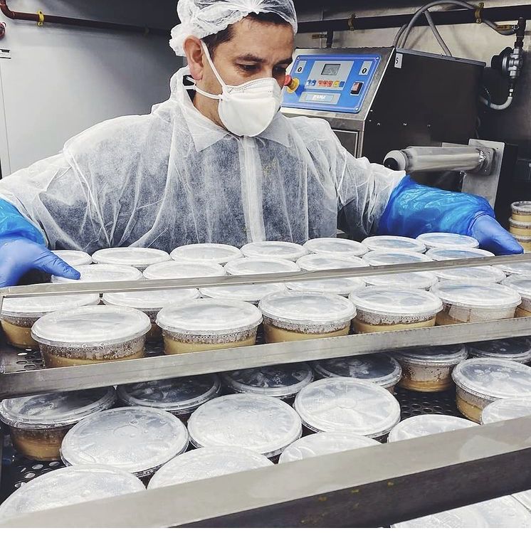 Shukran Group dona 250 kilos de hummus a Mensajeros de la Paz