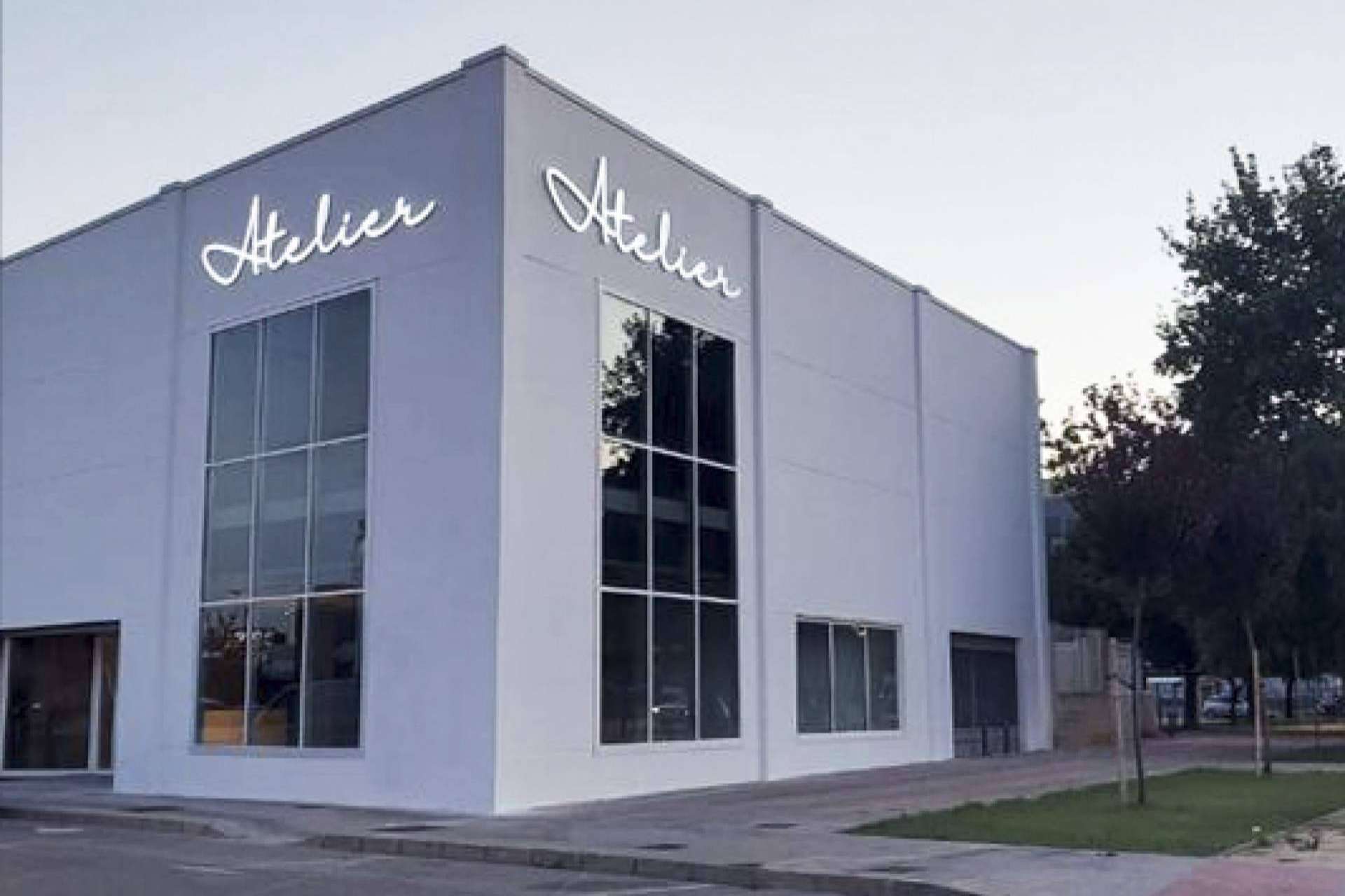 La nueva sede, taller central y centro logístico en Barcelona de Atelier de Bodas