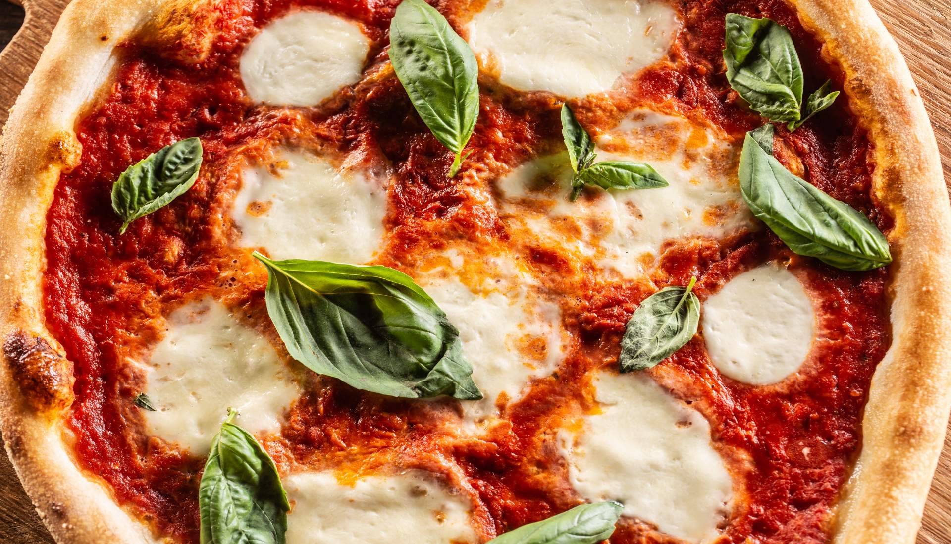 ¿Dónde encontrar pizzas de sabor único y tradicional?, por Mozzarella & Basilico