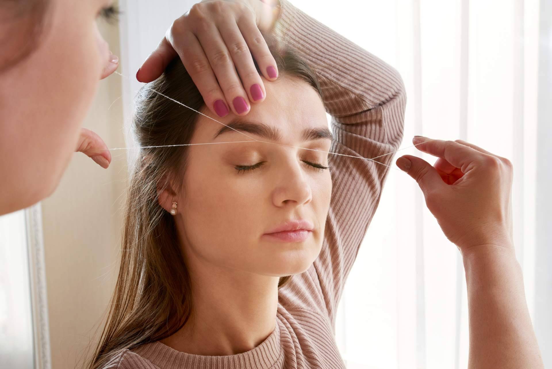 Depilación de cejas con hilo en verano, de la mano de Con Hilo Depilo