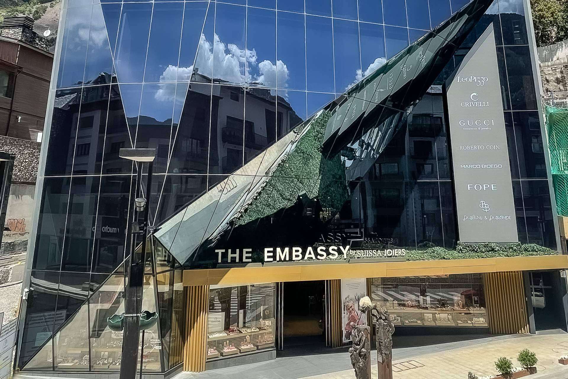 El lanzamiento de la revista de The Embassy Store