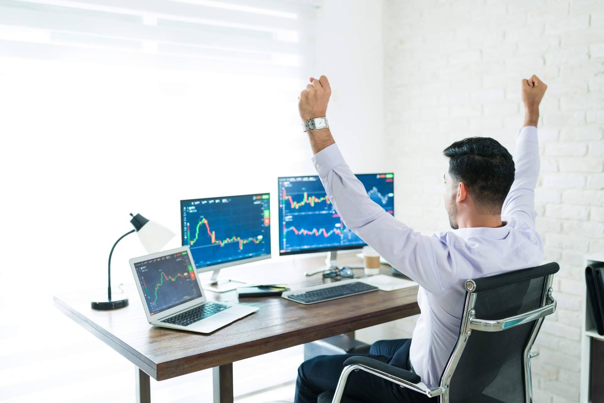 En comparación con el comercio manual con copy trading, ITCS Trade aumenta significativamente las posibilidades de ser rentable