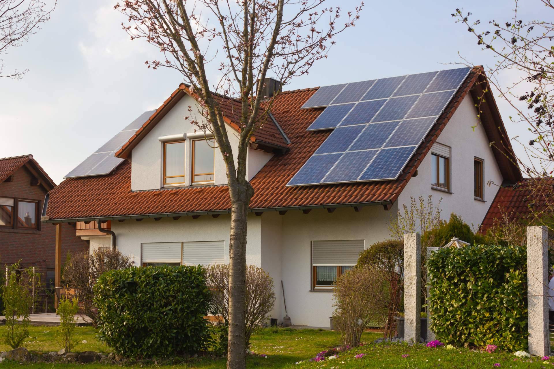 ¿Es viable la instalación de placas solares en áreas limitadas?