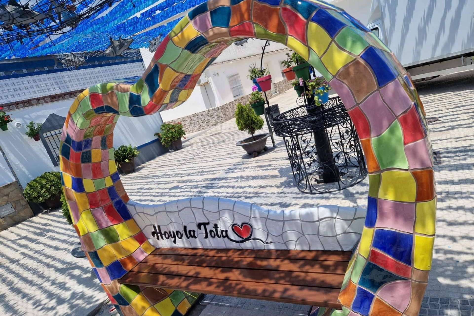 MobuArteX llega a las playas de Barbate, con sus bancos temáticos modelo Corazón