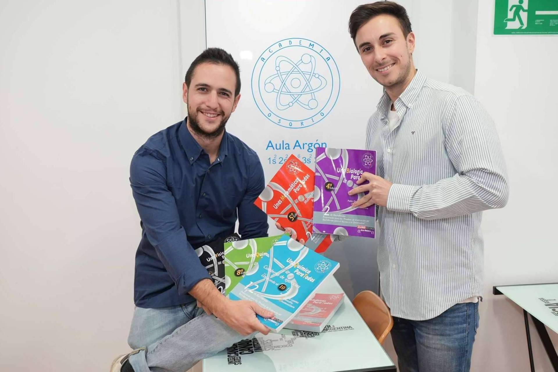 Jóvenes hacen cola para comprar libros de química