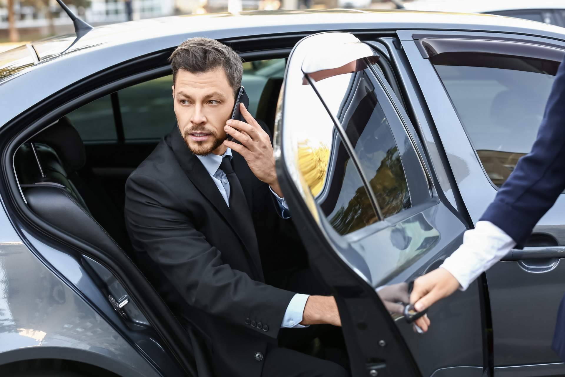 Contratar el servicio de transfer privado en Ibiza de Alpha VIP Transfer