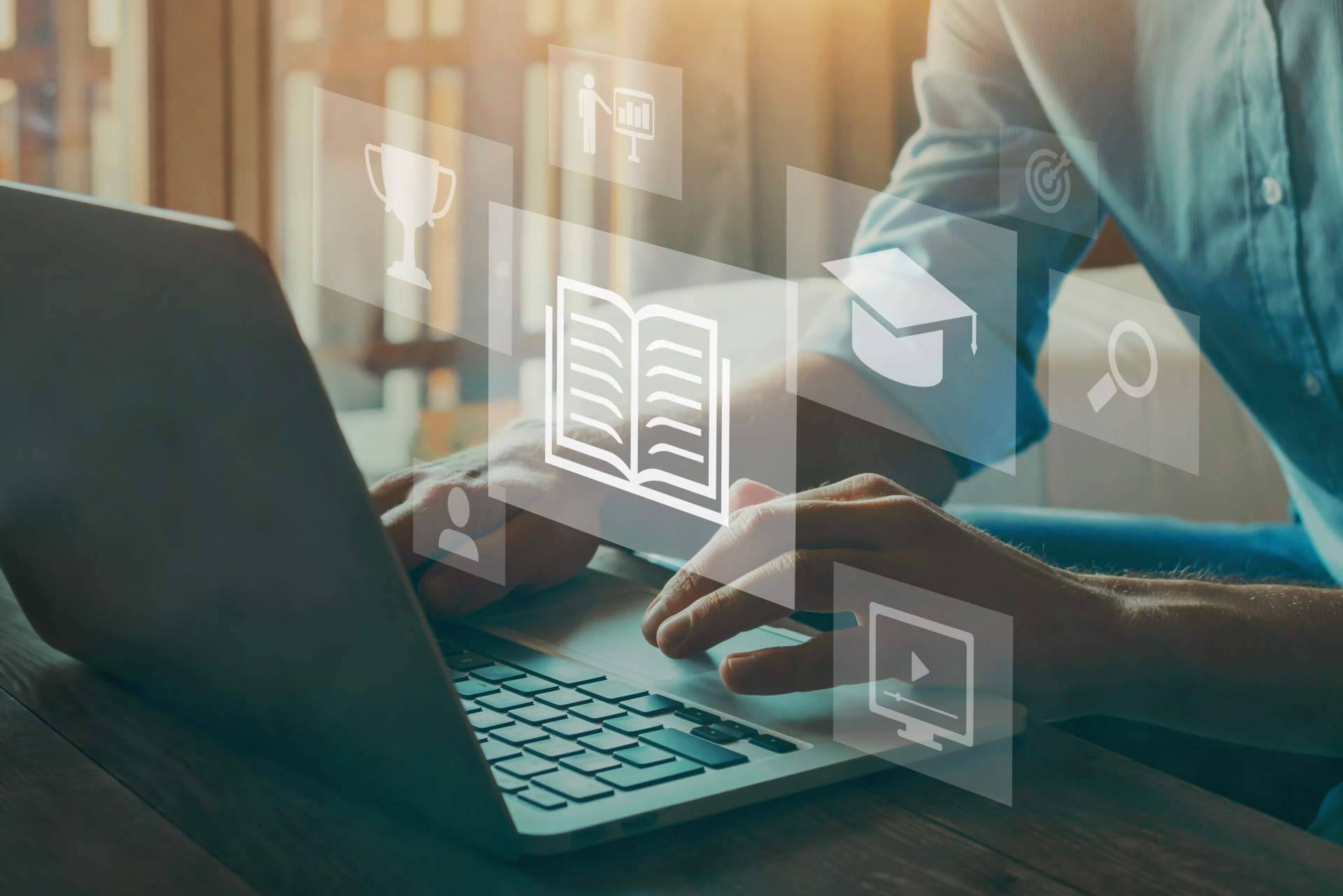 ISEB revoluciona la formación superior con programas flexibles y atención personalizada 100% online