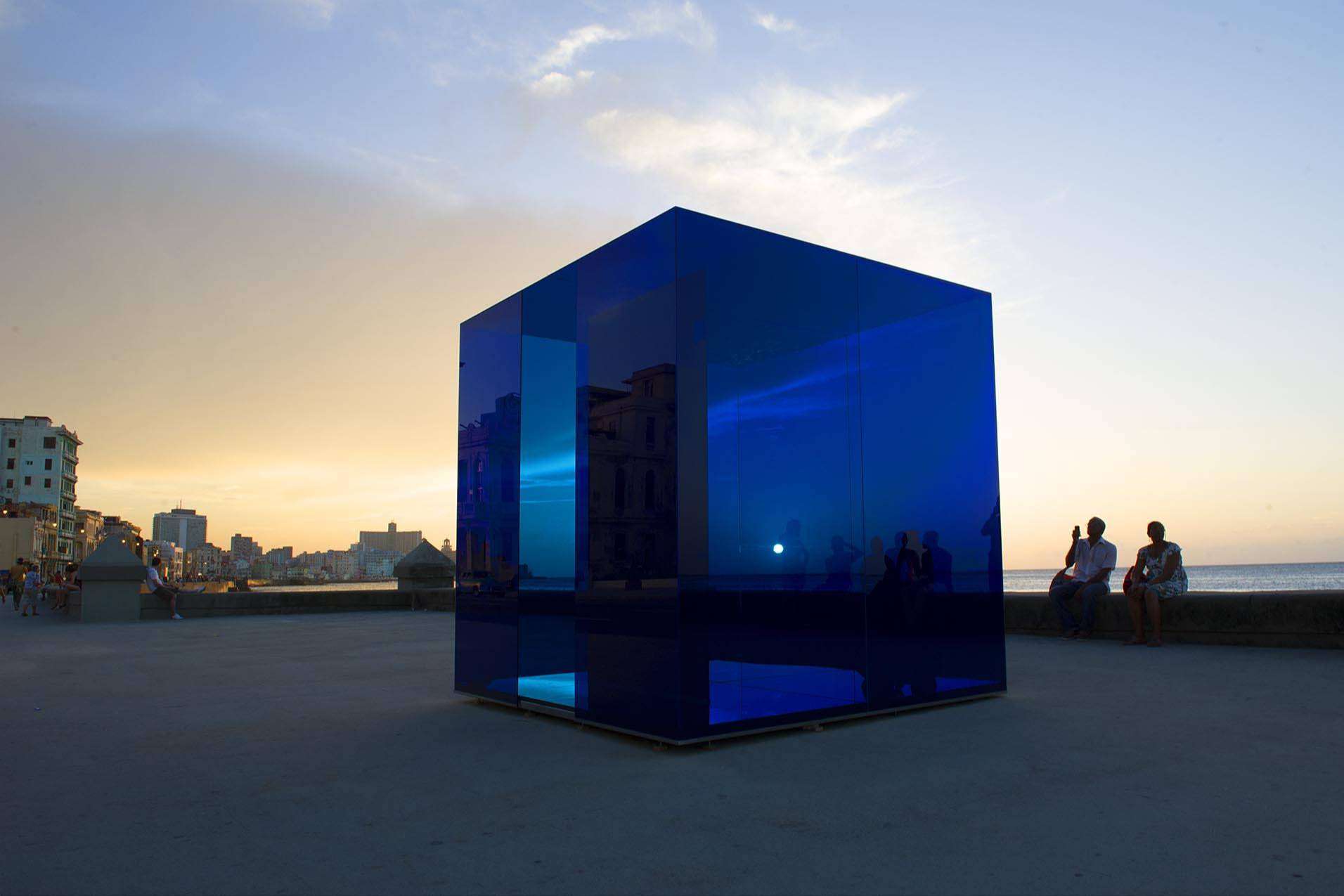 Rachel Valdés transforma el espacio con su impactante cubo Azul
